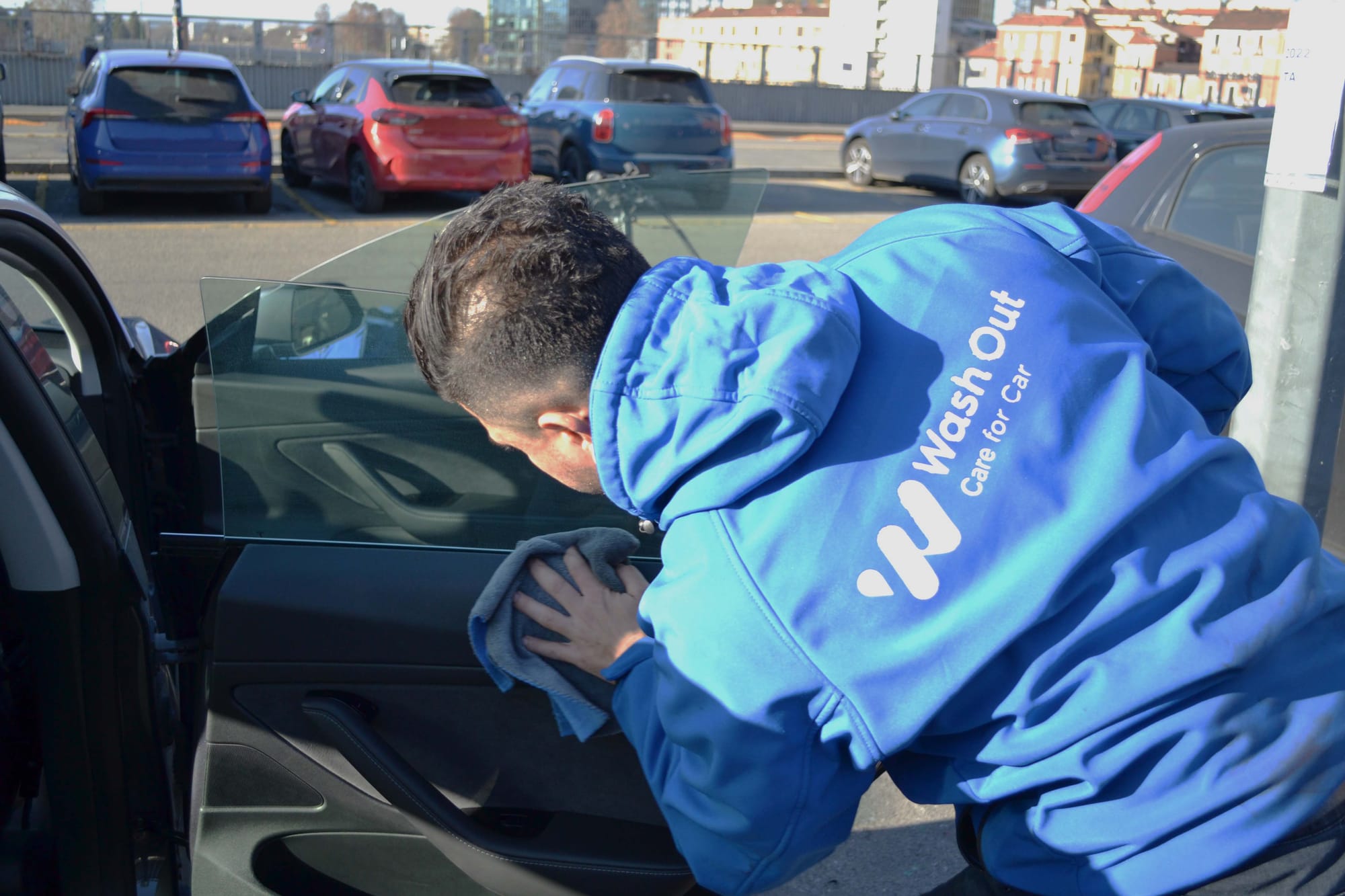 Il Washer di Wash Out pulisce gli interni di una auto